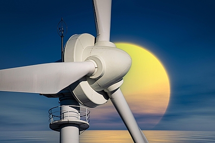 Windrad und Sonne